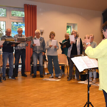 Chorprobe, jeden Dienstag im Landjugenheim Galmsbüll. Leitung: Birgit Deussing