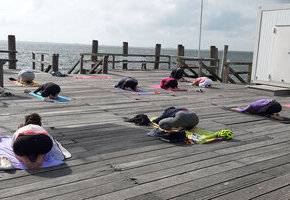 Yoga zum Sonnenaufgang auf der Mittelbrücke zur Sommersonnenwende
