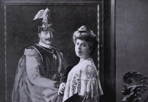 Vilma Parlagy vor dem Porträt Kaiser Wilehm II