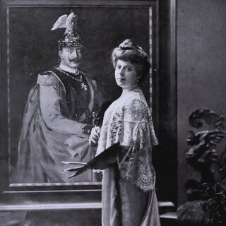 Vilma Parlagy vor dem Porträt Kaiser Wilehm II