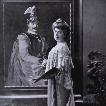 Vilma Parlagy vor dem Porträt Kaiser Wilehm II
