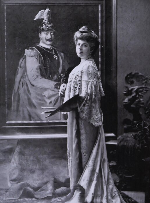 Vilma Parlagy vor dem Porträt Kaiser Wilehm II