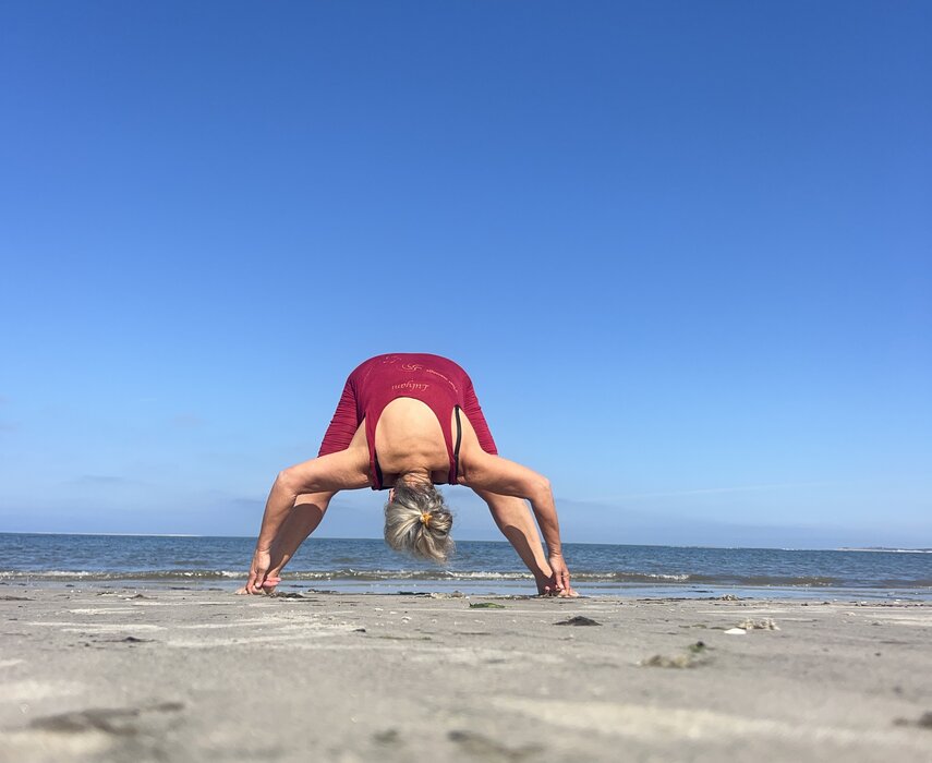 Yoga am Strand mit Elisabeth